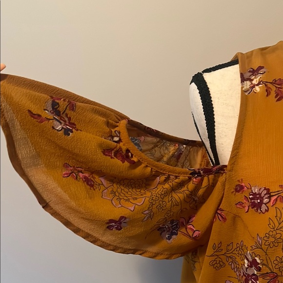 🌹Rewind Gold Asymmetrical Ruffled Blouse - Picture 2 of 8